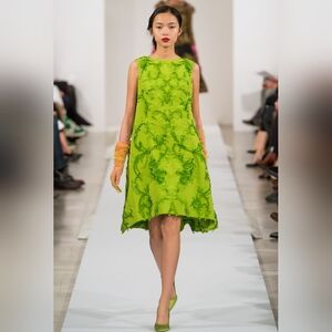 □$6,000 OSCAR DE LA RENTA ICONIC GREEN SILK  FLORAL EMBROID RUNWAY DRESS US M